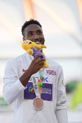 (220723) -- EUGENE, July 23, 2022 -- Bronze medalist Matthew Hudson-Smith of Britain poses for photos during the men s 400m awarding ceremony at the World Athletics Championships Oregon22 in Eugene, Oregon, the United States, July 22, 2022. ) (SP)U.S.-EUGENE-ATHLETICS-WORLD CHAMPIONSHIPS-MEN S 400M-AWARDING CEREMONY WangxYing 