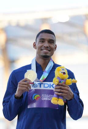 (220723) -- EUGENE, July 23, 2022 -- Gold medalist Michael Norman of the United States poses for photos during the men s 400m awarding ceremony at the World Athletics Championships Oregon22 in Eugene, Oregon, the United States, July 22, 2022. ) (SP)U.S.-EUGENE-ATHLETICS-WORLD CHAMPIONSHIPS-MEN S 400M-AWARDING CEREMONY WangxYing 
