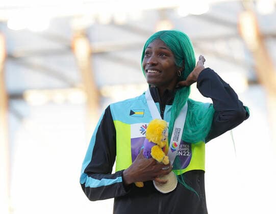 (220723) -- EUGENE, July 23, 2022 -- Gold medalist Shaunae Miller-Uibo of Bahamas poses for photos during the women s 400m awarding ceremony at the World Athletics Championships Oregon22 in Eugene, Oregon, the United States, July 22, 2022. ) (SP)U.S.-EUGENE-ATHLETICS-WORLD CHAMPIONSHIPS-WOMEN S 400M-AWARDING CEREMONY WangxYing 