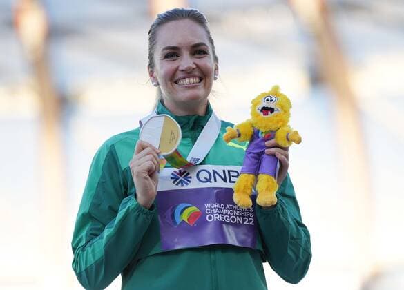 (220723) -- EUGENE, July 23, 2022 -- Gold medalist Kelsey-Lee Barber of Australia poses with the medal during the awarding ceremony of women s javelin throw at the World Athletics Championships Oregon22 in Eugene, Oregon, the United States, July 22, 2022. ) (SP)U.S.-EUGENE-ATHLETICS-WORLD CHAMPIONSHIPS-WOMEN S JAVELIN THROW-AWARDING CEREMONY WangxYing 
