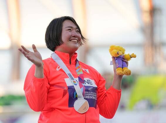 (220723) -- EUGENE, July 23, 2022 -- Bronze medalist Kitaguchi Haruka of Japan reacts during the awarding ceremony of women s javelin throw at the World Athletics Championships Oregon22 in Eugene, Oregon, the United States, July 22, 2022. ) (SP)U.S.-EUGENE-ATHLETICS-WORLD CHAMPIONSHIPS-WOMEN S JAVELIN THROW-AWARDING CEREMONY WangxYing 
