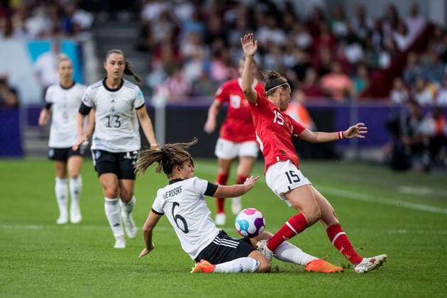 UEFA WOMENS EURO ENGLAND 2022 Germany Austria 21 07 2022 Lena Oberdorf Germany, 6 , Nicole Billa Austria, 15 UEFA WOMENS EURO ENGLAND 2022 Germany Austria Brentford Community Stadium, London, 21 07 2022 Copyright: xBEAUTIFULxSPORTS Wunderlx