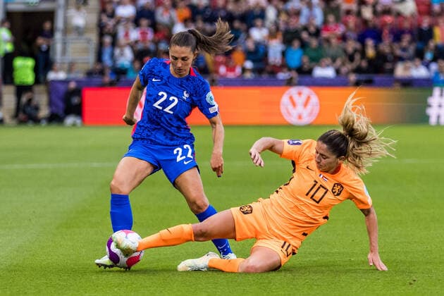 UEFA WOMENS EURO ENGLAND 2022 France Netherlands 23 07 2022 Eve Perisset France, 22 , Danielle van de Donk Netherlands, 10 UEFA WOMENS EURO ENGLAND 2022 France Netherlands New York Stadium, Rotherham, 23 07 2022 Copyright: xBEAUTIFULxSPORTS Wunderlx
