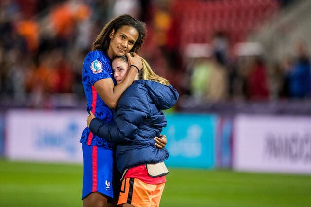 UEFA WOMENS EURO ENGLAND 2022 France Netherlands 23 07 2022 Wendie Renard France, 3 troestet Danielle van de Donk Netherlands, 10 UEFA WOMENS EURO ENGLAND 2022 France Netherlands New York Stadium, Rotherham, 23 07 2022 Copyright: xBEAUTIFULxSPORTS Wunderlx