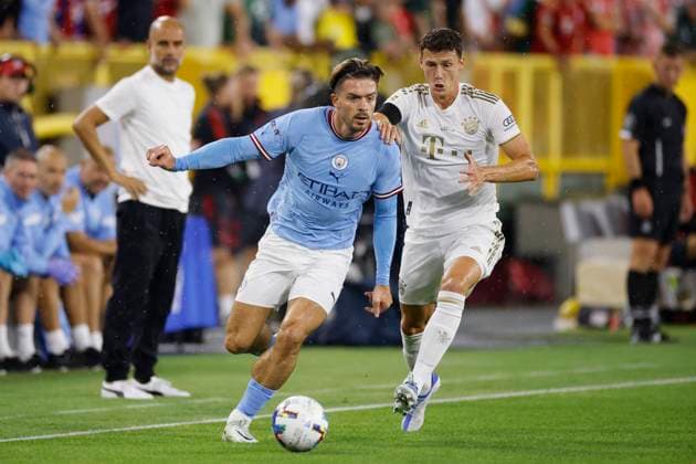 Sport Bilder des Tages GREEN BAY, WI - JULY 23: Manchester City midfielder Jack Grealish (10) controls the ball ahead of Bayern Munich defender Benjamin Pavard (5) during a Club Friendly match on July 23, 2022 at Lambeau Field in Green Bay, Wisconsin. (Photo by Joe Robbins Icon Sportswire) SOCCER: JUL 23 Manchester City v Bayern Munich Icon573220723008
