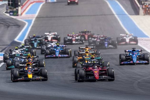 LE CASTELLET Max Verstappen in his Red Bull, Charles Leclerc in his Ferrari lr after the start during the F1 Grand Prix of France at Circuit Paul Ricard on July 24, 2022 in Le Castellet, France REMKO DE WAAL F1 Grand Prix of France Race 2022 xVIxANPxSportx xxANPxIVx 452238547 originalFilename: 452238547.jpg