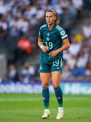 Milton Keynes, England, July 16th 2022: Klara Buehl (19 Germany) looks on during the UEFA Womens Euro 2022 group B football match between Finland and Germany at Stadium MK in Milton Keynes, England. (Daniela Porcelli SPP) Copyright: xDanielaxPorcellix SPPx spp-en-DaPos-20220716-JDP02816
