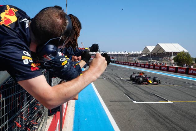 01 VERSTAPPEN Max (nld), Red Bull Racing RB18, action during the Formula 1 Lenovo Grand Prix de France, French Grand Prix 2022, 12th round of the 2022 FIA Formula One World Championship, WM, Weltmeisterschaft from July 22 to 24, 2022 on the Circuit Paul Ricard, in Le Castellet, France - F1 - FRENCH GRAND PRIX 2022 - RACE DPPI Panoramic  00122029__V2_1503