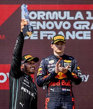LE CASTELLET Lewis Hamilton Mercedes and Max Verstappen Oracle Red Bull Racing on the podium after the F1 Grand Prix of France at Circuit Paul Ricard on July 24, 2022 in Le Castellet, France REMKO DE WAAL F1 Grand Prix of France Race 2022 xVIxANPxSportx xxANPxIVx 452243697 originalFilename: 452243697.jpg