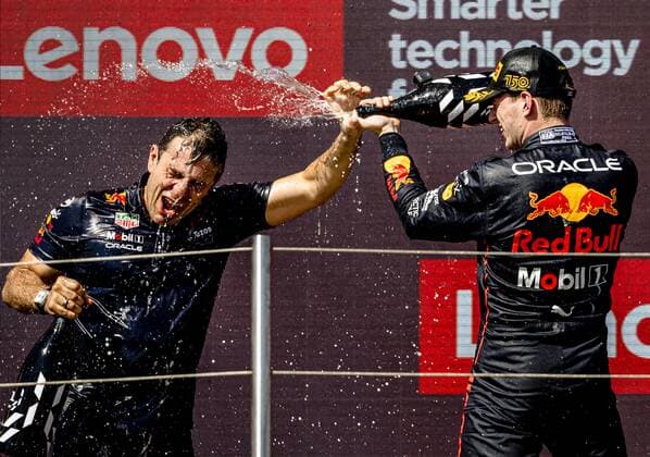 LE CASTELLET Max Verstappen Oracle Red Bull Racing with a Red Bull Racing L team member on the podium after the F1 Grand Prix of France at Circuit Paul Ricard on July 24, 2022 in Le Castellet, France REMKO DE WAAL F1 Grand Prix of France Race 2022 xVIxANPxSportx xxANPxIVx 452243712 originalFilename: 452243712.jpg