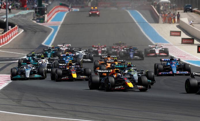 Start, 1 Max Verstappen NLD, Oracle Red Bull Racing , 44 Lewis Hamilton GBR, Mercedes AMG Petronas F1 Team , 11 Sergio Perez MEX, Oracle Red Bull Racing , F1 Grand Prix of France at Circuit Paul Ricard on July 24, 2022 in Le Castellet, France Photo by HOCH ZWEI Le Castellet France