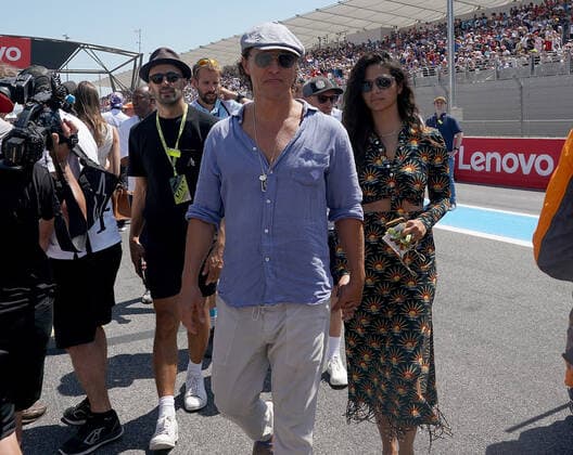 FORMULA 1 LENOVO GRAND PRIX DE FRANCE 2022 24 07 2022, Circuit Paul Ricard, Le Castellet, FORMULA 1 LENOVO GRAND PRIX DE FRANCE 2022 , in picture The US American actor Matthew McConaughey with wife Camila Alves nordphotoxGmbHx xBratic nph00250