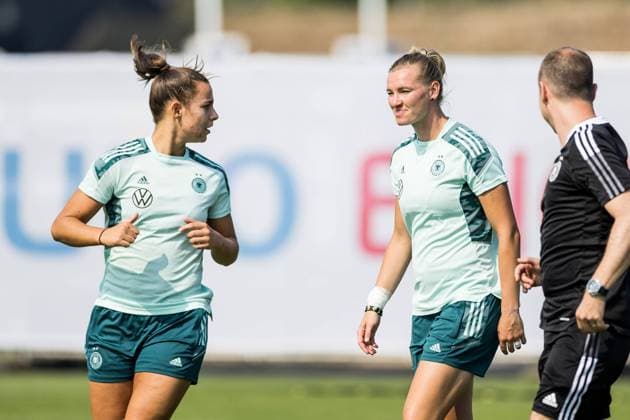 UEFA WOMENS EURO ENGLAND 2022 Training Germany 24 07 2022 Lena Oberdorf Germany, 6 , Alexandra Popp Germany, 11 UEFA WOMENS EURO ENGLAND 2022 Training Germany Holiday Inn Brentford Lock, London, 24 07 2022 Copyright: xBEAUTIFULxSPORTS Wunderlx