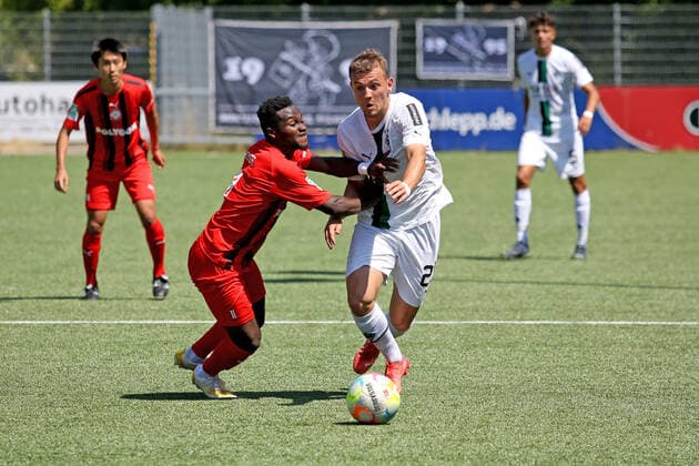 Derrick Kyere KM left vs Kushtrim Asallari MG right Football Regionalliga West, Matchday 1, 1 FC Kaan Marienborn Borussia Moenchengladbach U23 , on 24 07 2022 in Siegen Germany