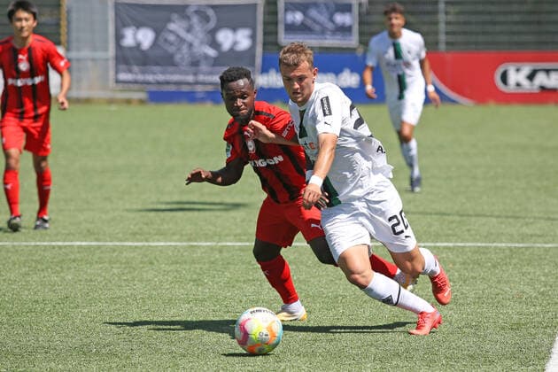 Derrick Kyere KM left vs Kushtrim Asallari MG right Football Regionalliga West, Matchday 1, 1 FC Kaan Marienborn Borussia Moenchengladbach U23 , on 24 07 2022 in Siegen Germany