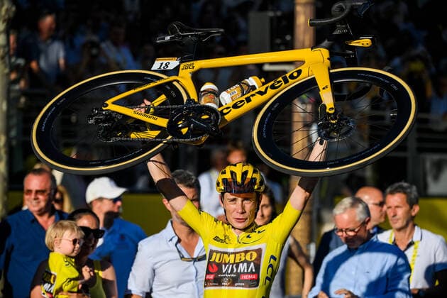 Sport Themen der Woche KW29 Danish Jonas Vingegaard of Jumbo-Visma celebrates after winning stage 21, the final stage of the Tour de France cycling race, from Paris la Defense Arena to Paris Champs-Elysees, France, on Sunday 24 July 2022. This year s Tour de France takes place from 01 to 24 July 2022. - UK OUT DAVIDxSTOCKMAN  x37788263x