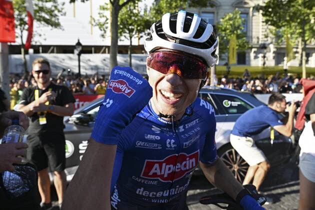 PARIS CHAMPS-ELYSEES, FRANCE - JULY 24 : Philipsen Jasper (BEL) of Alpecin - Deceuninck victory during stage 21 of the 109th edition of the 2022 Tour de France cycling race, a stage of 112 kms with start in Paris La Defense Arena and finish in Paris Champs-Elysees on July 24, 2022 in Paris Champs-Elysees, France, 24 07 2022 ( Motordriver Kenny Verfaillie - Tour de France 2022 - Stage 21 PhotoNews Panoramic 