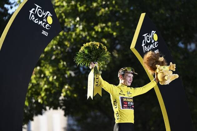 PARIS CHAMPS-ELYSEES, FRANCE - JULY 24 : Vingegaard Jonas (DEN) of Team Jumbo-Visma yellow jersey during stage 21 of the 109th edition of the 2022 Tour de France cycling race, a stage of 112 kms with start in Paris La Defense Arena and finish in Paris Champs-Elysees on July 24, 2022 in Paris Champs-Elysees, France, 24 07 2022 ( Motordriver Kenny Verfaillie - Tour de France 2022 - Stage 21 PhotoNews Panoramic 