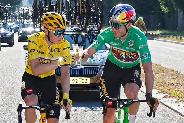 Sport Bilder des Tages 24th July 2022; Champs-Elysees, Paris, France; Laporte Christophe (FRA) of Team Jumbo-Visma, Benoot Tiesj (BEL) of Team Jumbo-Visma, Vingegaard Jonas (DEN) of Team Jumbo-Visma, Van Aert Wout (BEL) of Team Jumbo-Visma and Kuss Sepp (USA) of Team Jumbo-Visma with champagne during stage 21 of the 109th edition of the 2022 Tour de France cycling race, a stage of 112 kms with start in Paris La Defense Arena and finish in Paris Champs-Elysees  ActionPlus12411040 Pool