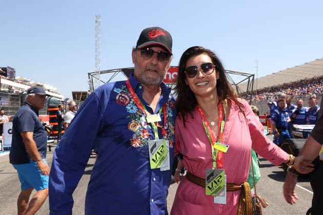 Jean Reno and his wife during the Formula 1 Lenovo Grand Prix de France, French Grand Prix 2022, 12th round of the 2022 FIA Formula One World Championship, WM, Weltmeisterschaft from July 22 to 24, 2022 on the Circuit Paul Ricard, in Le Castellet, France - F1 - FRENCH GRAND PRIX 2022 - RACE DPPI Panoramic  AC9I1433 - Kopie