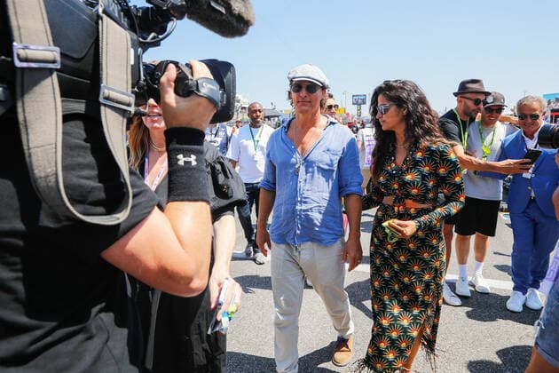 Matthew McConaughey (usa), actor, portrait and Camila Alves McConaughey starting grid, grille de depart, during the Formula 1 Lenovo Grand Prix de France, French Grand Prix 2022, 12th round of the 2022 FIA Formula One World Championship, WM, Weltmeisterschaft from July 22 to 24, 2022 on the Circuit Paul Ricard, in Le Castellet, France - F1 - FRENCH GRAND PRIX 2022 - RACE DPPI Panoramic  00122029__V2_0837