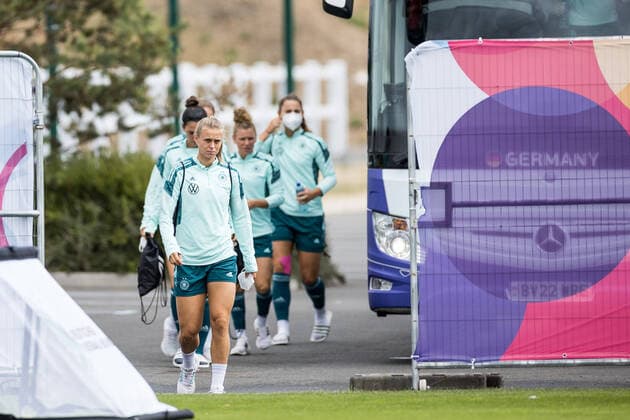 UEFA WOMENS EURO ENGLAND 2022 Training Germany 25 07 2022 Klara Buehl Germany, 19 arrives at training UEFA WOMENS EURO ENGLAND 2022 Training Germany Grasshoppers Rugby Football Club, London, 25 07 2022 Copyright: xBEAUTIFULxSPORTS Wunderlx