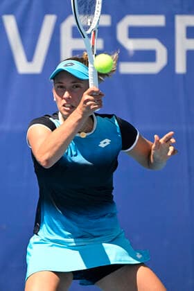 Elise Mertens (BEL) plays in the Livesport Prague Open WTA, Tennis Damen women’s tennis tournament match against Magda Linette (POL) in Prague, Czech Republic, July 25, 2022. (CTKxPhoto MichalxKamaryt) CTKPhotoP2022072504660  kmt