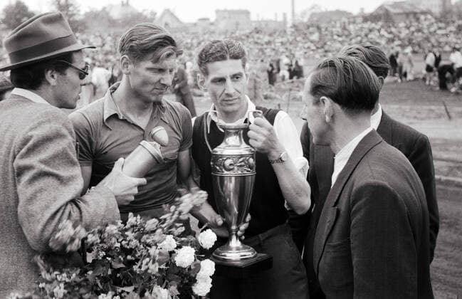 Radrennen im Stadion Mitte Hans Schwaiger siegt beim Radrennen im Stadion Mitte in Berlin und erringt die Goldene Armbinde , Deutschland 1947., Berlin Copyright: Kindermann UnitedArchivesKIN_7401000133