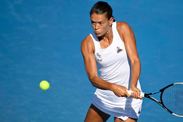 Chloe Paquet of France plays in the Livesport Prague Open WTA, Tennis Damen women’s tennis tournament match against Czech Tereza Martincova in Prague, Czech Republic, July 25, 2022. (CTKxPhoto MichalxKamaryt) CTKPhotoP2022072506140  kmt