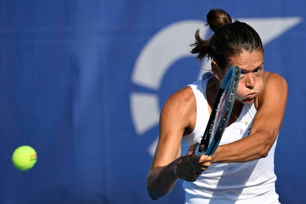 Sport Bilder des Tages Chloe Paquet of France plays in the Livesport Prague Open WTA, Tennis Damen women’s tennis tournament match against Czech Tereza Martincova in Prague, Czech Republic, July 25, 2022. (CTKxPhoto MichalxKamaryt) CTKPhotoP2022072506154  kmt