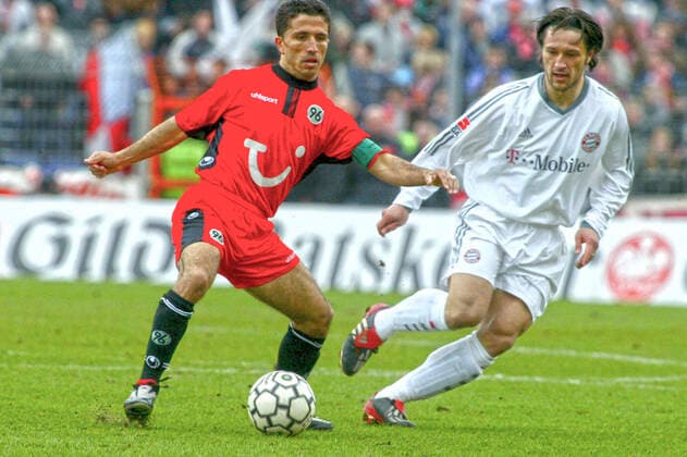 Aus 1. BL Saison 2002 03 Hannover 96 Bayern München 2:2 am 05.04.2003. Im Foto: am Ball Han96 Kpt. Altin Lala gegen Niko Kovac *** From 1 BL season 2002 03 Hannover 96 Bayern Munich 2 2 on 05 04 2003 In the photo on the ball Han96 Kpt Altin Lala against Niko Kovac