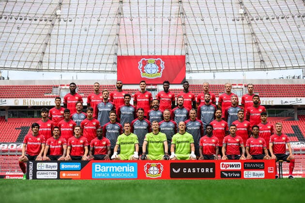 Bayer 04 Leverkusen 1 BL, Porträttermin 2022 2023, team photo 1 row, vo li Sardar Azmoun, Paulinho, Florian Wirtz, Moussa Diaby, Andrey Lunev, Lukas Hradecky, Niklas Lomb, Jeremie Frimpong, Charles Aranguiz, Amine Adli, Daley Sinkgraven 2 row, vo li Zidan Sertdemir, Piero Hincapie, Adam Hlozek, Co-coach Alberto Encinas, Head coach Gerardo Seoane, Co-coach Patrick Schnarwiler, Goalkeeping coach David Thiel, Karim Bellarabi, Nadiem Amiri, Ayman Azhil 3 row, vo l Exequiel Palacios, Athletics Coach Daniel Jouvin, Atheltics Coach Markus Müller, Atheltics Coach Shahriar Bigdeli, Atheltics Coach Ismael Camenforte Lopez, Co Coach Analysis Marcel Daum, Analyst Licensed Players Department Simon Lackmann, Head of Sports Science and Atheltics Dr Malte Krüger, Kerem Demirbay 4 row, vo l Timothy Fosu Mensah, Robert Andrich, Jonathan Tah, Patrik Schick, Edmond Tapsoba, Odilon Kossounou, Mitchel Bakker, Joel Pohjanpalo, Iker Bravo