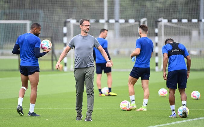 Sport Themen der Woche KW30 Sport Bilder des Tages Fussball, Herren, Saison 2022 2023, 1. Bundesliga, Hertha BSC, Training, v. l. Kevin-Prince Boateng (Prince, Hertha BSC), Geschäftsführer Fredi Bobic (Hertha BSC), 26.07. 2022, *** Football, men, season 2022 2023, 1 Bundesliga, Hertha BSC, training, v l Kevin Prince Boateng Prince, Hertha BSC , Sport Managing Director Fredi Bobic Hertha BSC , 26 07 2022, Copyright: xMatthiasxKochx