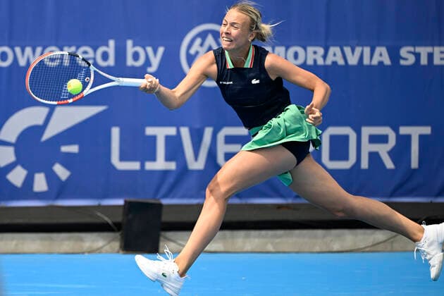 Anett Kontaveit of Estonia returns the ball to Ekaterine Gorgodze of Georgia during the Livesport Prague Open WTA, Tennis Damen women’s tennis tournament match in Prague, Czech Republic, July 26, 2022. (CTKxPhoto MichalxKamaryt) CTKPhotoP2022072604753  kmt