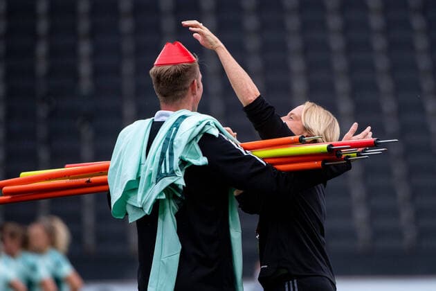 Martina Voss Tecklenburg Germany, national coach dismantles training poles and puts a hat on Jan Ingwer Callsen Bracker Germany, co coach, GBR, final training Germany, football UEFA Womens EURO 2022, 26 07 2022, semifinals GBR, final training Germany, football UEFA Womens EURO 2022, 26 07 2022, semifinals Milton Keynes Copyright: xEibner Memmlerx EP_MMR