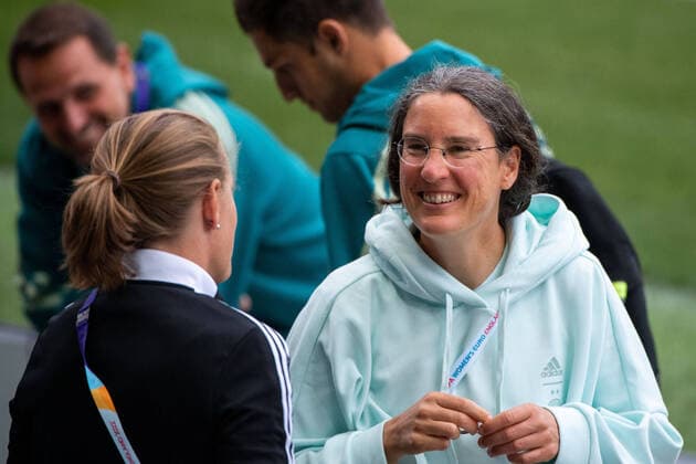 Sport Themen der Woche KW30 Sport Bilder des Tages Birgit Prinz (Deutschland, Sportpsychologin), GBR, Abschlusstraining Deutschland, Fussball UEFA Womens EURO 2022, 26.07.2022, Halbfinale GBR, Abschlusstraining Deutschland, Fussball UEFA Womens EURO 2022, 26.07.2022, Halbfinale Milton Keynes *** Birgit Prinz Germany, sports psychologist , GBR, final training Germany, football UEFA Womens EURO 2022, 26 07 2022, semi-final GBR, final training Germany, football UEFA Womens EURO 2022, 26 07 2022, semi-final Milton Keynes Copyright: xEibner Memmlerx EP_MMR