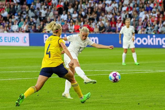 England Women v Sweden Women UEFA WOMEN?S EURO 2022 26 07 2022. Semi Final Goal 1-0 Beth Mead (7) of England Women scores a goal during the UEFA WOMEN?S EURO 2022 match between England Women and Sweden Women at Bramall Lane, Sheffield, England on 26 July 2022. Editorial use only , Copyright: xNigelxKeenex PSI-15577-0047