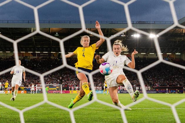 220726 Hanna Glas of Sweden and Lauren Hemp of England during the UEFA Womens Euro 2022 semifinal match between England and Sweden on July 26, 2022 in Sheffield Photo Ludvig Thunman BILDBYRAN code LT LT0395 football football soccer fotball fotbols em european championship em uefa womens euro england sweden sweden womens bbeng international,  Copyright: LUDVIGxTHUNMAN BB220726LT303