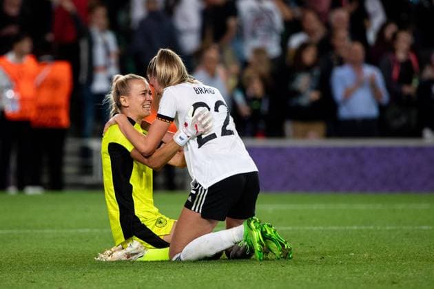 Sport Bilder des Tages Milton Keynes, England, July 27th 2022: Goalkeeper Merle Frohms (1 Germany) and Jule Brand (22 Germany) after winning the UEFA Womens Euro 2022 semi final football match between Germany and France at Stadium MK in Milton Keynes, England. (Liam Asman Womens Football Magazine SPP) Copyright: xLiamxAsmanx WomensxFootballxMagax spp-en-LiAswFoMas-20220727-LMA39287
