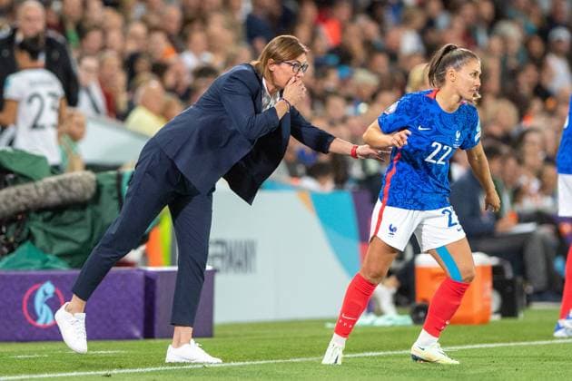 Headcoach of France Corinne Diacre and Eve Perisset (22 France) during the UEFA EURO, EM, Europameisterschaft,Fussball 2022 Semi Final women s football match between Germany v France at Stadium MK in Milton Keynes, England. FOOTBALL FEMININ : Allemagne Vs France - Euro 2022 - Demi Finale - 27 07 2022 SPP Panoramic 