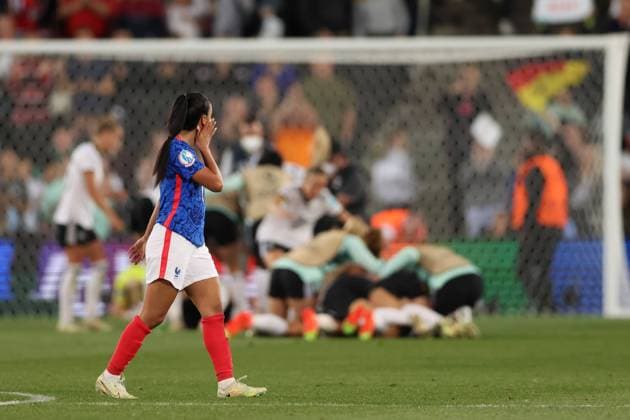 Sport Bilder des Tages Milton Keynes, England, 27th July 2022. Sakina Karchaoui of France reacts as the Germany players celebrate following the final whistle of the UEFA Women s European Championship, EM, Europameisterschaft 2022 match at stadium:mk, Milton Keynes. Picture credit should read: Jonathan Moscrop Sportimage EDITORIAL USE ONLY. No use with unauthorised audio, video, data, fixture lists, club league logos or live services. Online in-match use limited to 120 images, no video emulation. No use in betting, games or single club league player publications. SPI-1770-0080