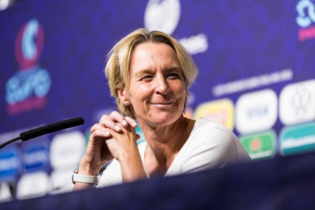 UEFA WOMENS EURO ENGLAND 2022 Germany France 27 07 2022 Martina Voss Tecklenburg coach Germany grins UEFA WOMENS EURO ENGLAND 2022 Germany France Stadium MK, Milton Keynes, 27 07 2022 Copyright: xBEAUTIFULxSPORTS Wunderlx