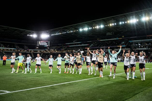 UEFA WOMENS EURO ENGLAND 2022 Germany France 27 07 2022 Players celebrate victory with fans UEFA WOMENS EURO ENGLAND 2022 Germany France Stadium MK, Milton Keynes, 27 07 2022 Copyright: xBEAUTIFULxSPORTS Wunderlx