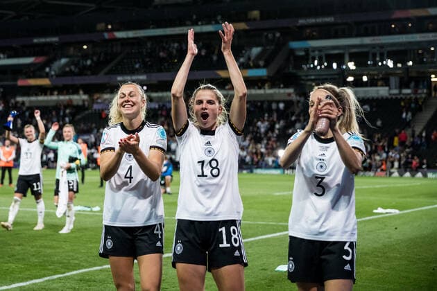 UEFA WOMENS EURO ENGLAND 2022 Germany France 27 07 2022 Lena Lattwein Germany, 4 , Tabea Wassmuth Germany, 18 , Kathrin Hendrich Germany, 3 cheer after victory UEFA WOMENS EURO ENGLAND 2022 Germany France Stadium MK, Milton Keynes, 27 07 2022 Copyright: xBEAUTIFULxSPORTS Wunderlx