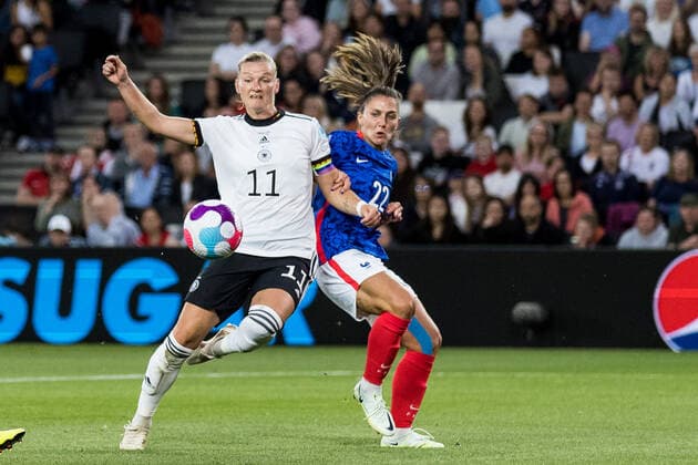 UEFA WOMENS EURO ENGLAND 2022 Germany France 27 07 2022 Alexandra Popp Germany, 11 , Eve Perisset France, 22 UEFA WOMENS EURO ENGLAND 2022 Germany France Stadium MK, Milton Keynes, 27 07 2022 Copyright: xBEAUTIFULxSPORTS Wunderlx