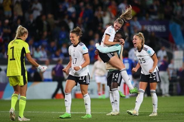 Milton Keynes, England, July 27th 2022: Germany celebrations at the final whistle during the UEFA Womens Euro 2022 semi final football match between Germany and France at Stadium MK in Milton Keynes, England. (Pedro Soares SheKicks SPP) Copyright: xPedroxSoares SheKicksx xSPPx spp-en-PeSo-Germany v France-24