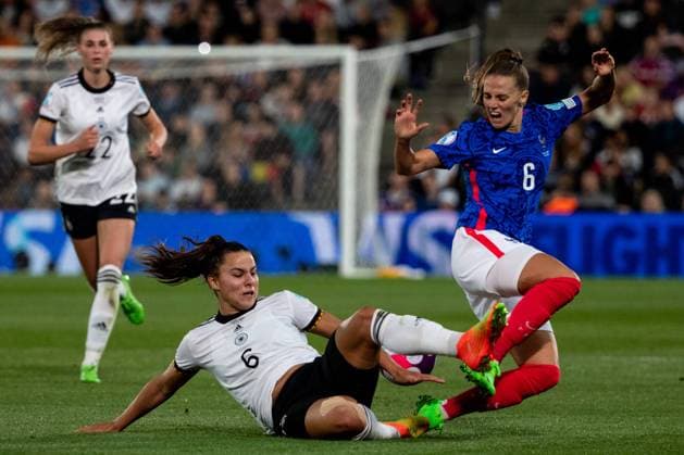 Milton Keynes, England, July 27th 2022: Lena Oberdorf (6 Germany) and Sandie Toletti (6 France) in action during the UEFA Womens Euro 2022 semi final football match between Germany and France at Stadium MK in Milton Keynes, England. (Liam Asman Womens Football Magazine SPP) Copyright: xLiamxAsmanx WomensxFootballxMagax spp-en-LiAswFoMas-20220727-LMA38330