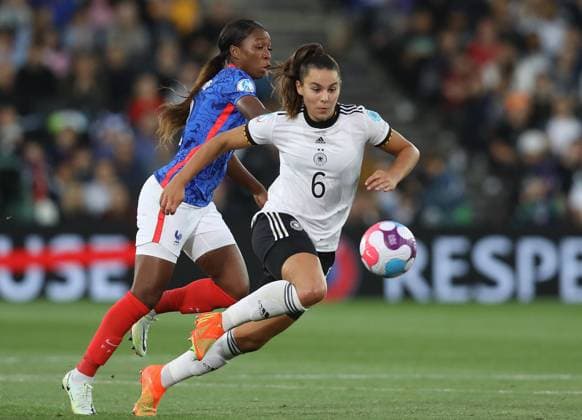 Milton Keynes, England, 27th July 2022. Lena Oberdorf of Germany is challenged by Grace Geyoro of France during the UEFA Women s European Championship, EM, Europameisterschaft 2022 match at stadium:mk, Milton Keynes. Picture credit should read: Paul Terry Sportimage EDITORIAL USE ONLY. No use with unauthorised audio, video, data, fixture lists, club league logos or live services. Online in-match use limited to 120 images, no video emulation. No use in betting, games or single club league player publications. SPI-1770-0082