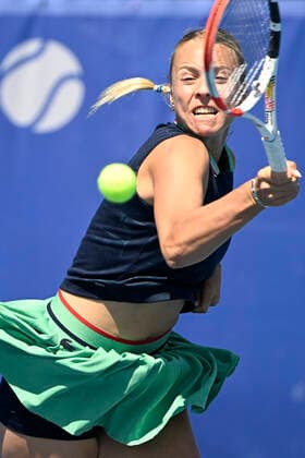 Anett Kontaveit of Estonia returns the ball to Lucie Havlickova of Cech Republic during the Livesport Prague Open WTA, Tennis Damen women’s tennis tournament match in Prague, Czech Republic, July 28, 2022. (CTKxPhoto MichalxKamaryt) CTKPhotoP2022072804610  kmt