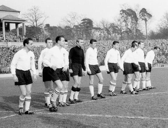 Eintracht Frankfurt - FC Bayern München 14.03.1959 11 er Mannschaft FC Bayern v.l. : Gerd Siedl, Ostner, Karl Mai, Zsamboki , Apart Fazekas, Hahn, Knauer, Peter Grosser, Huber (verdeckt), Landerer, Sommerlatt *** Eintracht Frankfurt FC Bayern München 14 03 1959 11 er Mannschaft FC Bayern v l Gerd Siedl, Ostner, Karl Mai, Zsamboki , Apart Fazekas, Hahn, Knauer, Peter Grosser, Huber hidden , Landerer, Sommerlatt HM